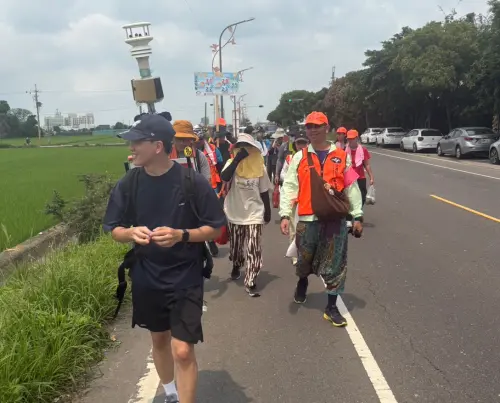 ▲透過背負「行動氣象儀」，氣象署團隊與民眾打成一片，也有人自告奮勇幫忙背。（圖／曹嘉宏提供）