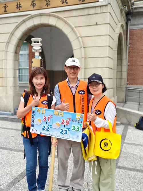 ▲氣象署預報中心副主任伍婉華（左1）也全程參與白沙屯媽祖進香，將專業融入、應用在大型活動。（圖／曹嘉宏提供）