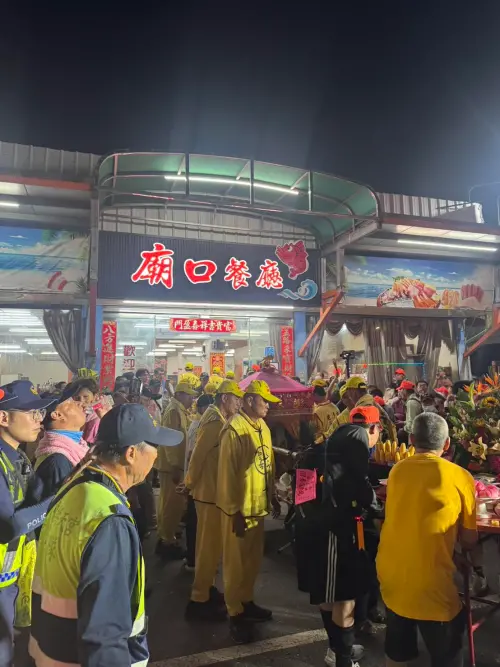 ▲白沙屯媽祖凌晨3時54分停駕廟口餐廳，清晨十分仍擠得水洩不通。（圖／白沙屯拱天宮）