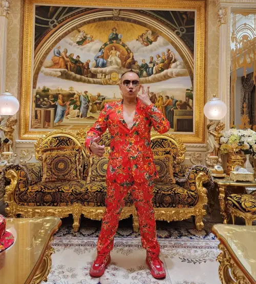 ▲吊車大王（如圖）自家豪宅金碧輝煌，有如羅浮宮。（圖／翻攝自啟德機械起重工程-股公司臉書）