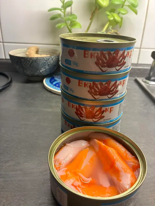 ▲謝麗金被廣告詐騙，下單帝王蟹罐頭，怎料收到貨才發現只是蟹肉棒。 （圖／謝麗金臉書）