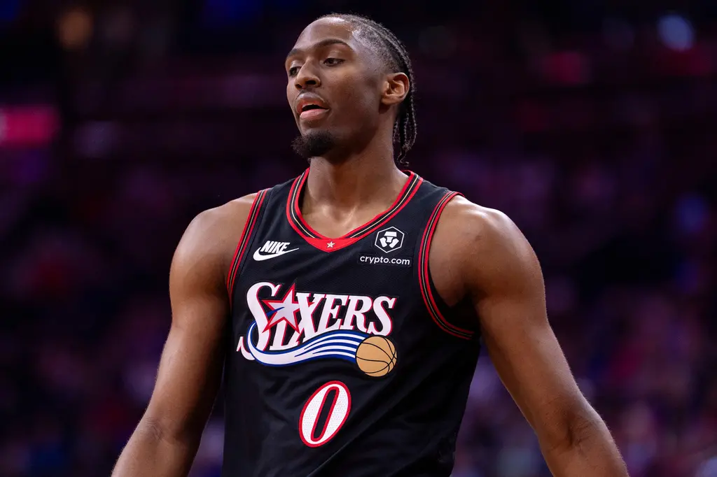 ▲76人靠著馬克西（Tyrese Maxey）、喬治（Paul George）及探花郎艾奇庫姆（VJ Edgecombe）三巨頭聯手發威，終場以109：97擊潰奧蘭多魔術隊。（圖／美聯社／達志影像）