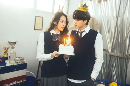 李秉諭和峮峮傳緋聞後首現身！穿制服帥度爆表　搭檔鄭馥儀談純愛