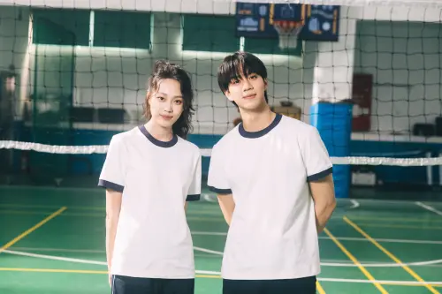 ▲鄭馥儀（左）和李秉諭（右）換上制服拍MV，像在拍純愛日劇。（圖／華研音樂提供）