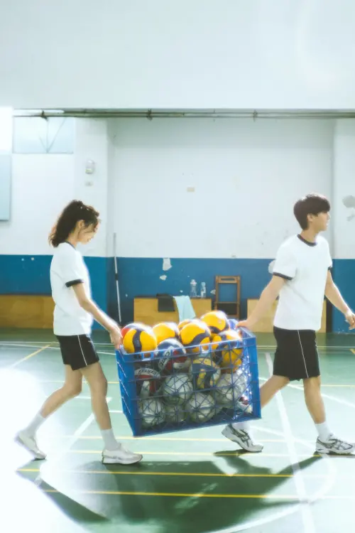 ▲李秉諭（右）跨刀和鄭馥儀（左）一起拍MV，重現校園生活。（圖／華研音樂提供）