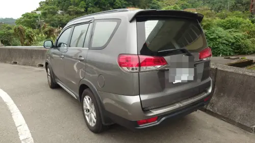 ▲施工警戒緩撞車的37歲吳姓男駕駛遭撞後倒地，受有手腳擦挫傷送醫治療。（圖／警方提供）