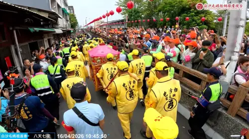 ▲白沙屯媽祖比預期時間提前抵達北港朝天宮附近，上午10時46分先繞至義民路，受到信徒熱烈歡迎。（圖／白沙屯媽祖網路電視台）