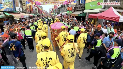 ▲粉紅超跑自凌晨3點自虎尾天后宮出發，一路快速推進，沿途多處停駕休息，吸引人潮持續湧入，最終於上午11點02分完成三進三退後進入北港朝天宮。（圖／白沙屯媽祖網路電視台）