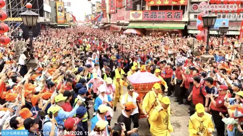 ▲白沙屯媽祖進香人數創新高，不過有網友在社群上抱怨，進香過程沿路垃圾堆積、便當整盒沒吃完直接亂丟、搶結緣品不說謝謝、插隊鑽轎腳等亂象。（圖／白沙屯媽祖網路電視台）