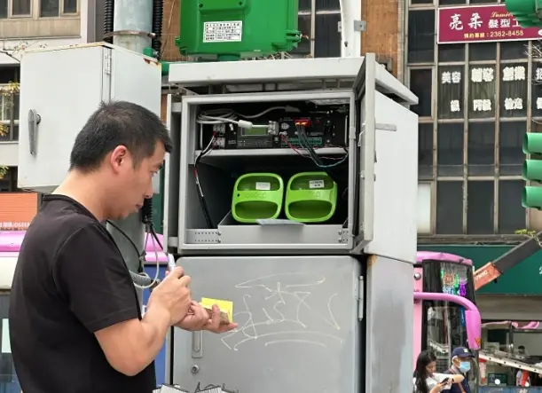 ▲近日有網友卻在馬路上直擊，發現有維修人員把2顆Gogoro電池塞進交通號誌的控制器裡，讓他感到非常震驚。（圖/Threads）