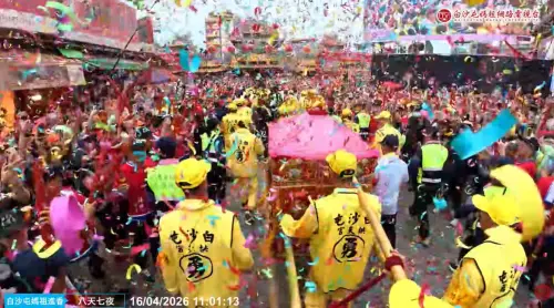 ▲上午11時2分，白沙屯媽祖「三進三退」衝進北港朝天宮。（圖／白沙屯媽祖網路電視台）