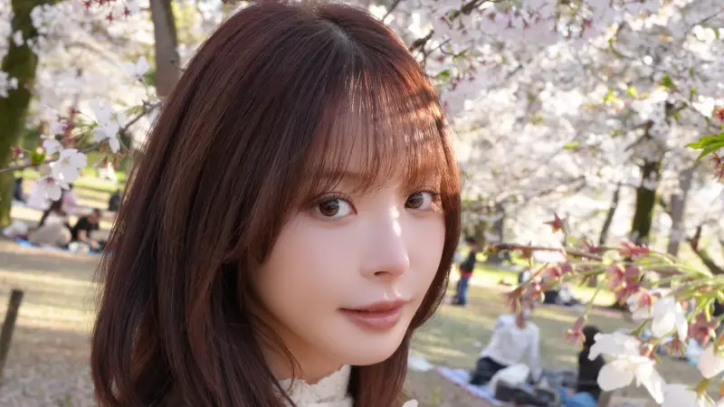 退役女優桃乃木香奈突襲新莊球場！雨中現身成焦點　球迷瘋狂圍拍