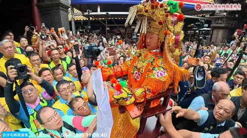 ▲上午11時2分，白沙屯媽祖「三進三退」衝進北港朝天宮。（圖／白沙屯媽祖網路電視台）