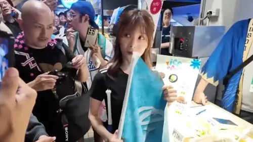 ▲桃乃木香奈品嚐新莊棒球場場內美食，吸引大批球迷圍觀。（圖／翻攝自Threads）