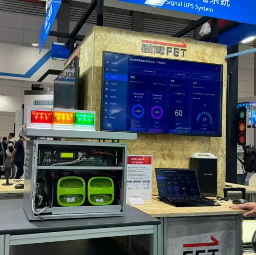 ▲網友直擊路上的交通號誌控制器竟然是用Gogoro電池供電，其實這是2021年Gogoro跟遠傳電信合作開發的「智慧交通號誌不斷電系統」。（圖/硬是要學臉書）