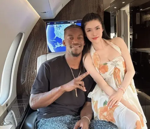 ▲布蘭妮（Britney Jing）因其傲人身材與激進的「All-in」打法在撲克圈走紅，外傳她是地產二代，財力相當雄厚，先前也曾被拍到與巴特勒（Jimmy Butler）親密同遊。（圖／取自IG allinbritney）