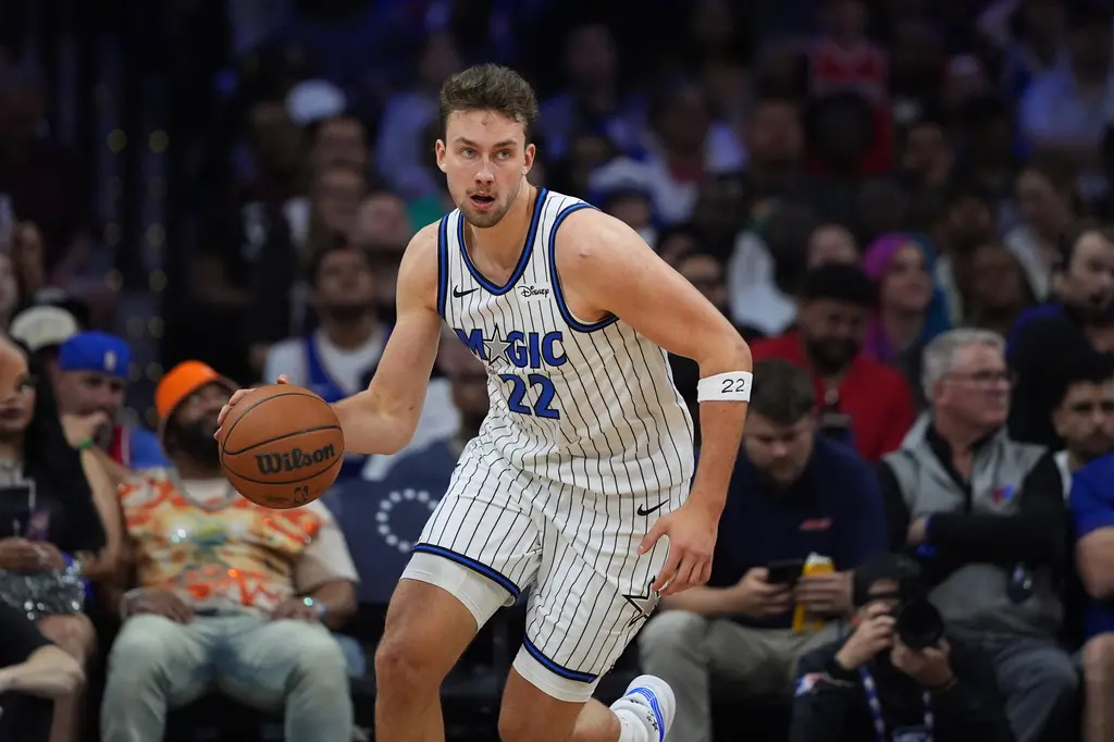 ▲魔術主力前鋒華格納（Franz Wagner）在回防時，不慎與隊友卡特（Wendell Carter Jr.）發生激烈碰撞。華格納隨即表現出明顯不適，並立即被教練團換下場接受治療。傷勢狀況如何以及是否會影響下一場出賽，目前仍是未知數。（圖／美聯社／達志影像）