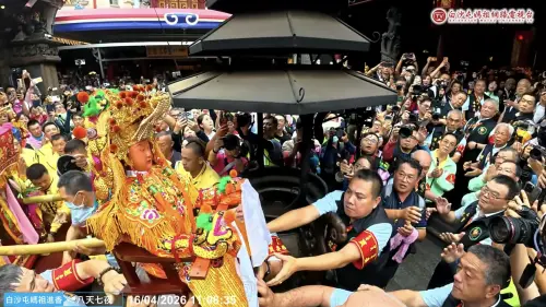 ▲白沙屯媽祖依循傳統進行「三進三退」儀式後進入廟前廣場，隨後由廟方人員高捧媽祖金身入殿安座。（圖／白沙屯媽祖網路電視台）