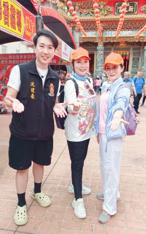 ▲豪記唱片歌手沈建豪（左起）、陳思安、林姍參與白沙屯媽祖進香朝聖之旅。（圖／豪記唱片提供）