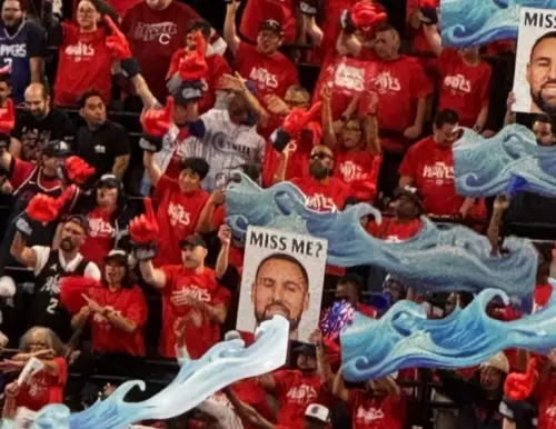 ▲洛杉磯快艇主場著名的「球迷牆」在柯瑞（Stephen Curry）罰球時，祭出前搭檔湯普森（Klay Thompson）的照片進行心理戰。（圖／X ＠nbamemes）