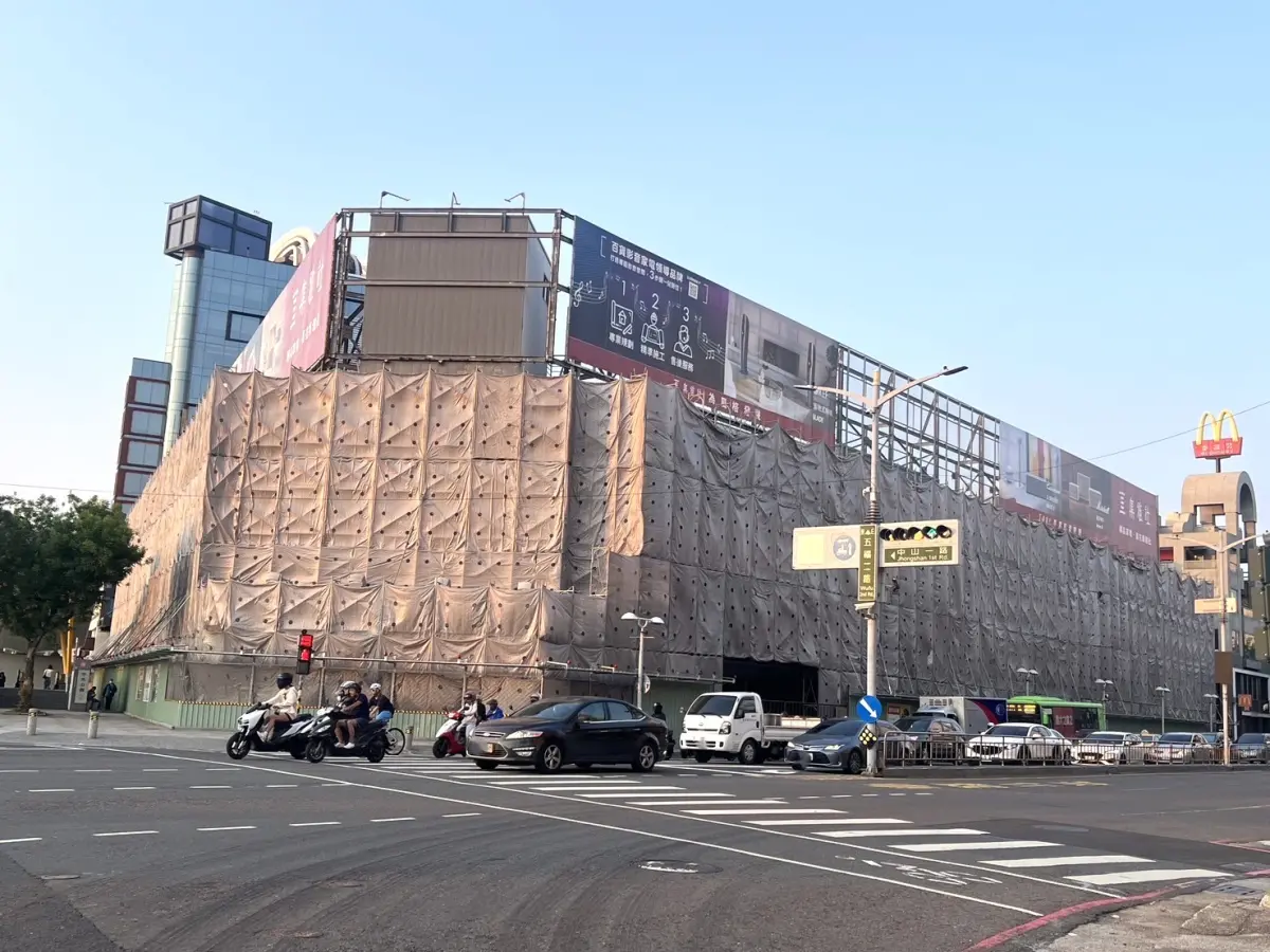 ▲高雄3大地標大統百貨五福店（圖）、國賓飯店、家樂福愛河店相繼退場，台灣房屋指出，家樂福愛河店和國賓飯店改建後房價上看6到7頭。（圖／台灣房屋提供）