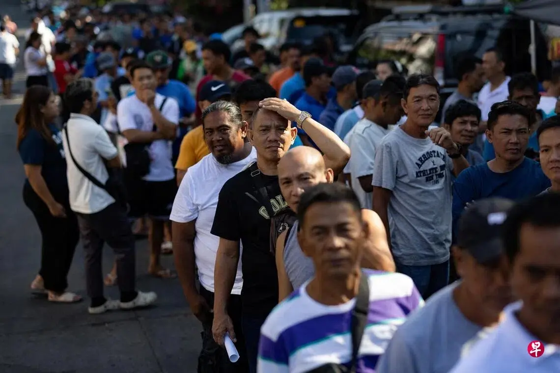 ▲菲律賓馬尼拉街頭4月15日清晨湧現大批吉普尼司機，排隊領取政府發放的現金補助。（圖／路透社／達志影像）