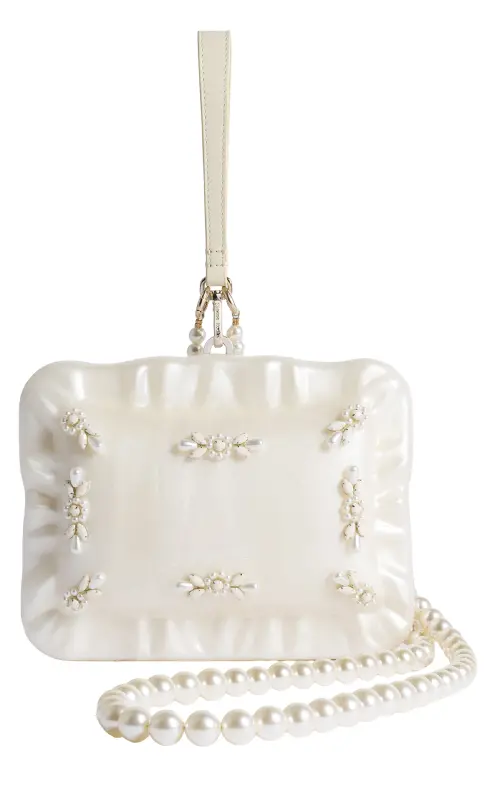 ▲遠百信義A13 英國設計師時尚品牌Simone Rocha珍珠裝飾枕形手袋，推薦價41,200元。