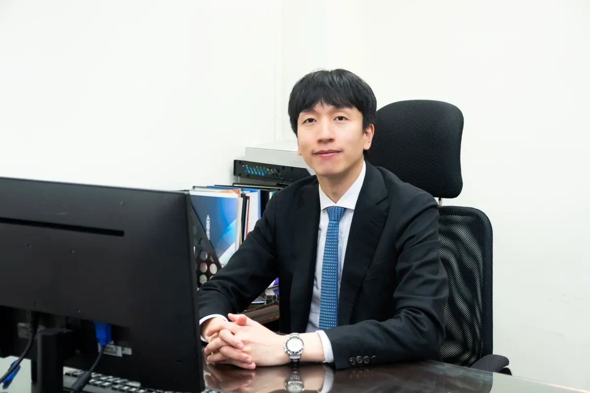 ▲永達保經公布2025年度人才培育成績單，不僅締造超過15.5億元的收入總額，每4位業務代表就有1位年收百萬，總經理特助吳柏瑨表示，主要洞悉各年齡層的求職痛點，「3本創業」模式與分級獎勵制度，也成保險菁英轉型與創業首選平台。（圖／永達保經提供）