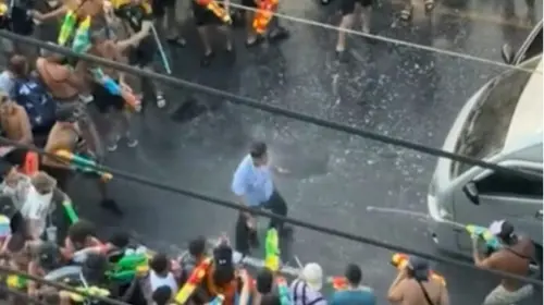 泰國潑水節玩過頭！外國遊客圍車強潑水　曼谷再爆性騷風波