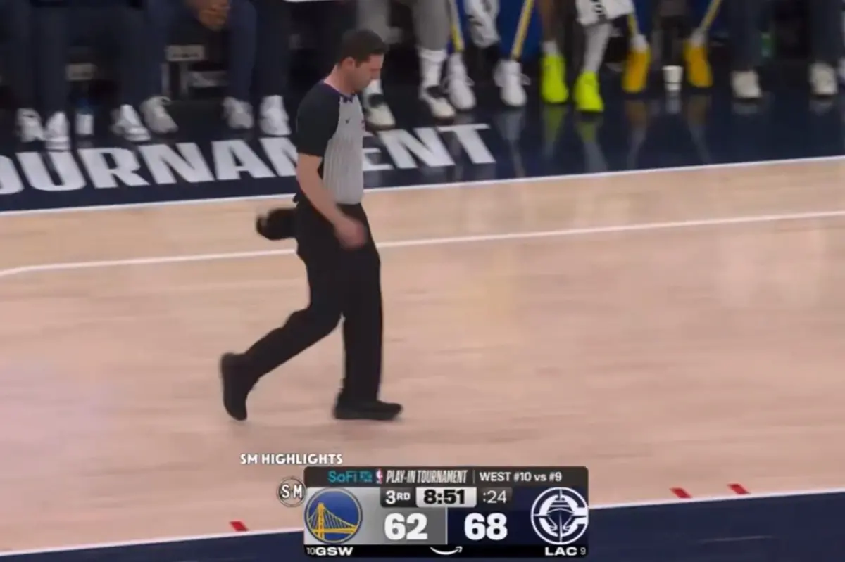 ▲第三節比賽中發生一段插曲，資深裁判泰勒（Ben Taylor）因傷無法堅持，最終被迫在一陣混亂中一瘸一拐地退出比賽，球團與聯盟不得不緊急更換執法人員。（圖／翻攝自轉播畫面）