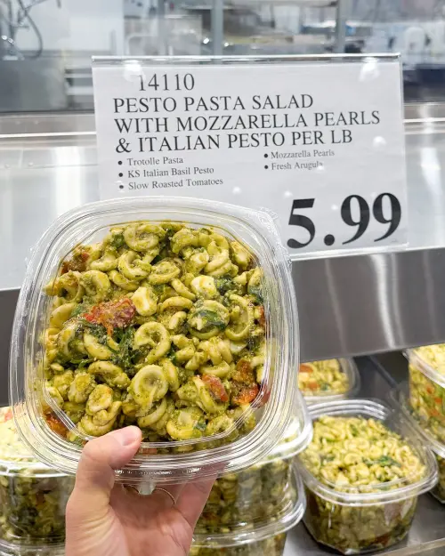 美式野餐首選！這款美國好市多「青醬通心粉沙拉」每磅僅 5.99 美元（約 NT$195），內含新鮮莫札瑞拉起司球與道地青醬，目前台灣尚未引進 。（圖／翻攝自 Instagram＠costco）