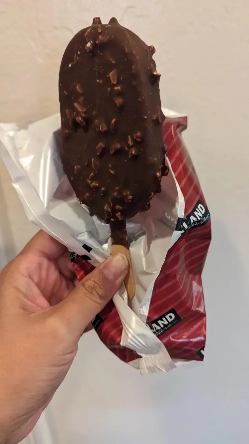 ▲單支只要 22 元！這款「科克蘭巧克力杏仁雪糕」，被省錢專家評為夏季冰箱必囤的避險神物。不僅口感直逼高價名牌，一盒 18 入僅 12.47 美元（約 NT$407）的佛心價，讓網友直呼不買對不起錢包。（圖／翻攝自 Reddit）