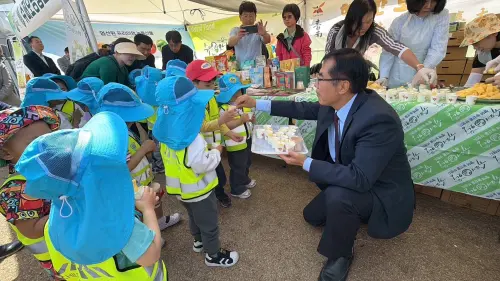 ▲ 黃偉哲親切地跟平澤的小朋友們互動。（圖／南市府提供）