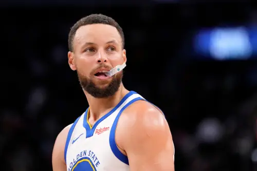 ▲38歲的柯瑞(Stephen Curry)在命中關鍵的三分球後，對著觀眾席發出怒吼。他在附加賽生死戰中狂飆35分，證明自己仍有能力在單核架構下主宰戰局，守住勇士命脈。（圖／美聯社／達志影像）