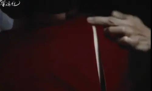 ▲鍾漢良熟練地拉開朱珠的洋裝。（圖／愛奇藝提供）