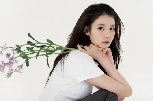 ▲IU因長期失眠，而想到小時候躺在奶奶膝蓋，被奶奶哄睡的童年回憶，進而創作出〈膝蓋〉這首歌。（圖／IU IG@dlwlrma）