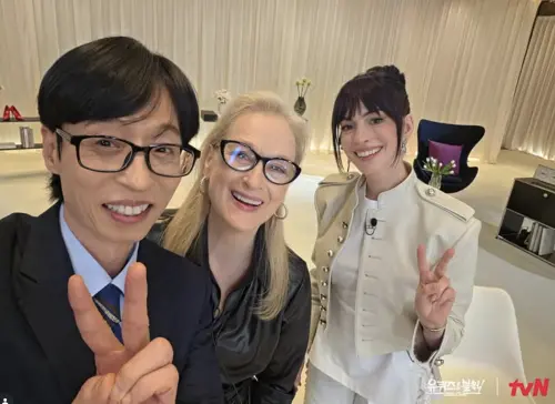 ▲安海瑟薇（右起）、梅莉史翠普接受劉在錫訪問時，分享了這個選角小故事。（圖／翻攝自劉QUIZ IG@youquizontheblock）