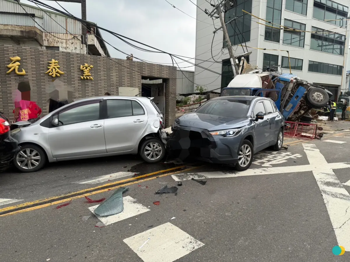 ▲ 新北市鶯歌區八德路33號今（16日）發生一起重大車禍，一共釀5男2女受傷。（圖／警方提供）