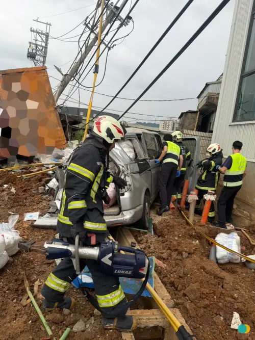 ▲一輛大貨車不明原因失控衝撞7輛臨時車後側翻。（圖／警方提供）