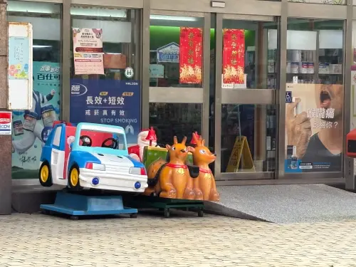 ▲最容易被忽略的紅線！即便是在藥局或診所門口「只擺一台」投幣式搖搖馬，只要有收費性質就必須辦理稅籍登記。稅務局提醒，許多業主誤認其為服務性質而忽略申報，卻不知這已被列為查緝的高風險重點。圖為示意，非當事違規業者。（圖／記者徐銘穗攝）