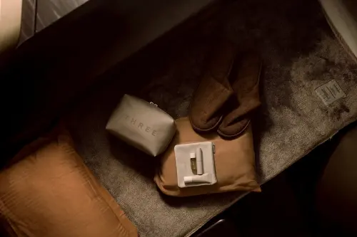 ▲商務艙攜手日系品牌THREE打造的過夜包榮獲「最佳商務艙過夜包Highly Commended」。（圖／星宇航空提供）