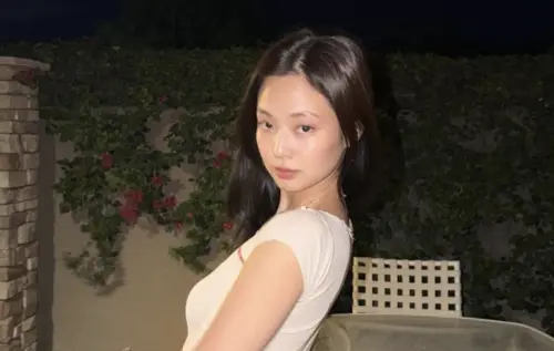 人間香奈兒Jennie又被罵！朝聖科切拉比中指挨網轟：失去偶像自覺