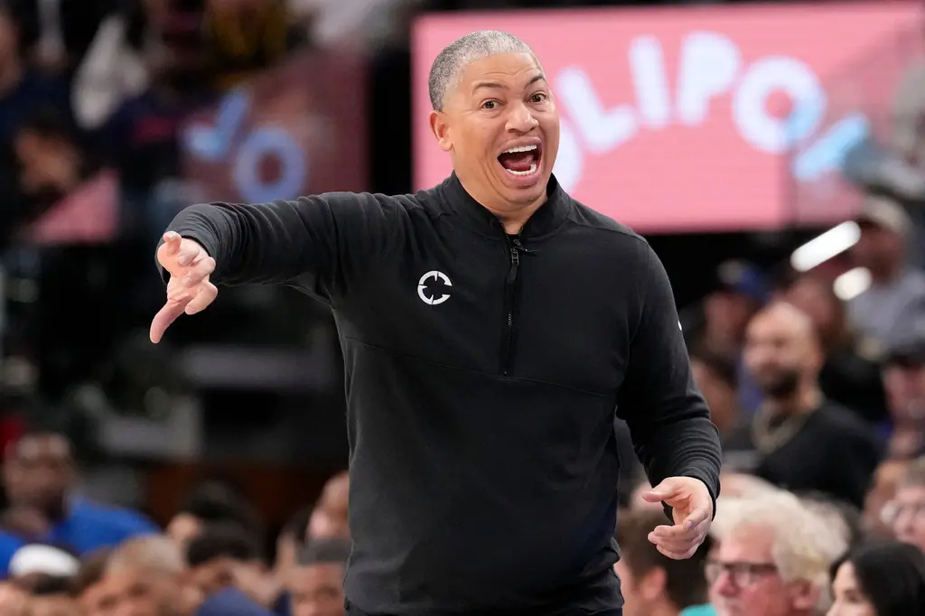 ▲儘管快艇遺憾出局引發部分球迷不滿，但總教練泰隆魯(Ty Lue)憑藉著本季從6勝21敗爬回正勝率的執教功力，加上與球團至2029年的長約，他的帥位依然不可動搖。（圖／美聯社／達志影像）