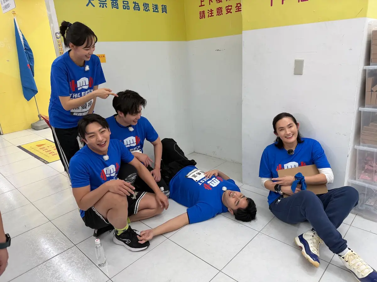 ▲鹿希派（中）在《全城地圖》中頻出糗，腿軟倒地、褲子險滑落，讓隊長錢薇娟（右）哭笑不得說：「幫我叫他爸（吳宗憲）來。」（圖／全城地圖：最強明星隊 提供）
