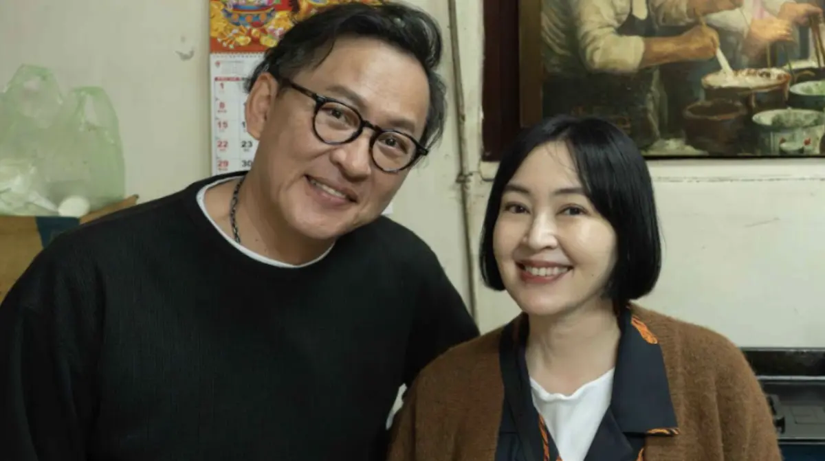 ▲藝人蔡燦得（右）與詹姆士（左）近日登上實境節目《花甲少年趣旅行》，好友時隔多年相聚，男方爆料女方曾當街要求「牽手」，而自己便抓著對方的手前進，被外景導演撞見直問：「進展這麼快？」（圖／東森綜合台提供）