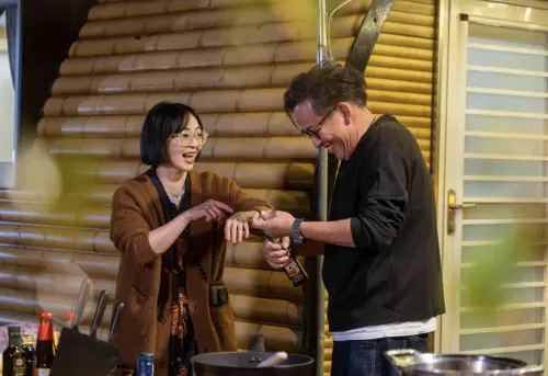 ▲蔡燦得（左）與詹姆士（右）時隔多年再相逢，話匣子大開。（圖／東森綜合台提供）