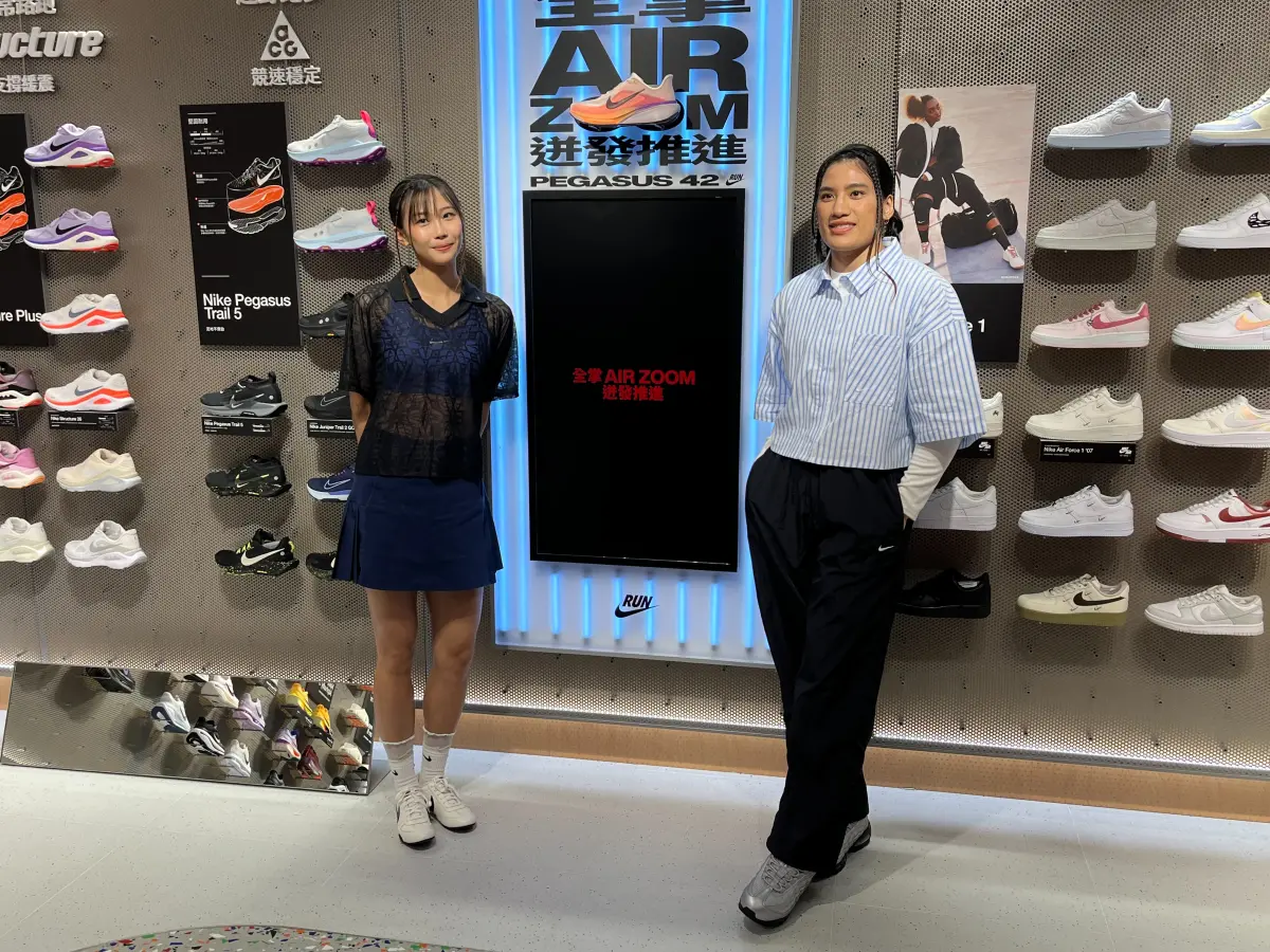▲田徑跨欄甜心張博雅（左）、拳擊好手陳念琴出席Nike 101品牌體驗店剪綵，張博雅也笑說，這間店點不只是販售產品，還把科技、跑步與運動文化結合。（圖／記者林子翔攝）