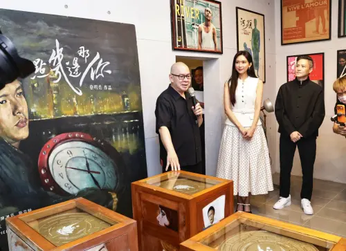 ▲蔡明亮親自導覽自家的藝術空間，裡面有珍藏海報、畫作等。（圖／攝影吳翊緁攝）