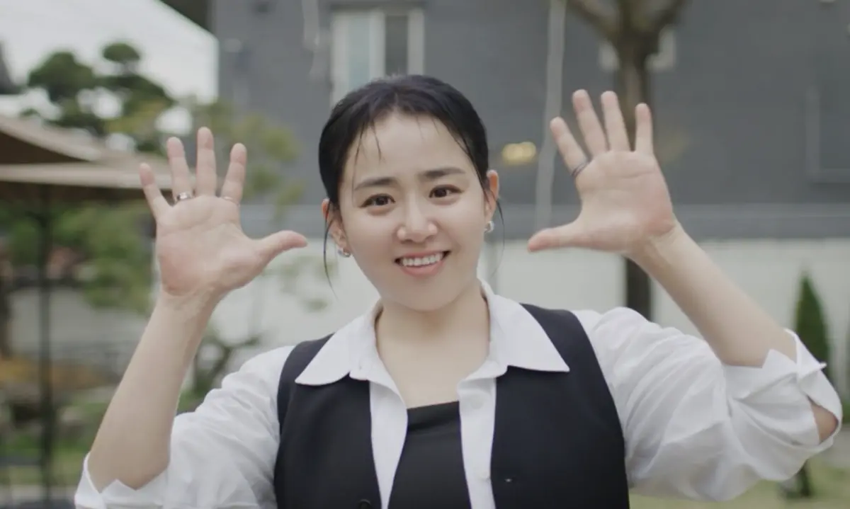 ▲韓國國民妹妹文瑾瑩，在2017年罹患急性腔室症候群差點要截肢！所幸這些年來她挺過4次手術、甩掉截肢陰霾！最近她登上《劉QUIZ ON THE BLOCK》，首談人生：「40歲的我更自由。」（圖／IG@youquizontheblock）