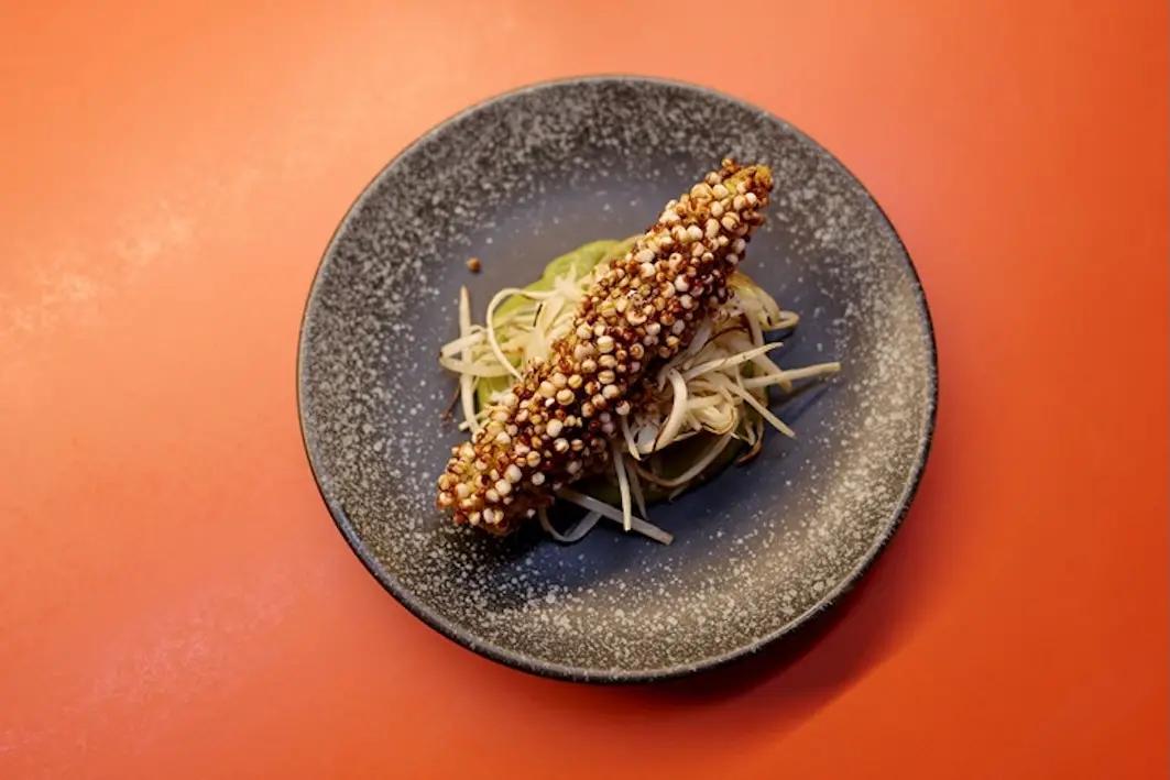 ▲《米其林指南》公布2026年4月新入選餐廳名單，全台共5家獲選，圖為藏身在高雄傳統市場中的小攤位「The Borage」。（圖／翻攝米其林官網）